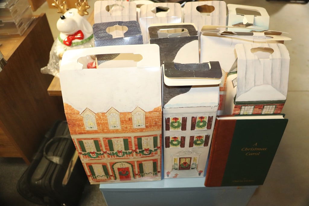 CHRISTMAS CAROL DOLLS & BOOK: A SET OF CHRISTMAS CAROL DOLLS AND THE BOOK. VERY GOOD CONDITION. 