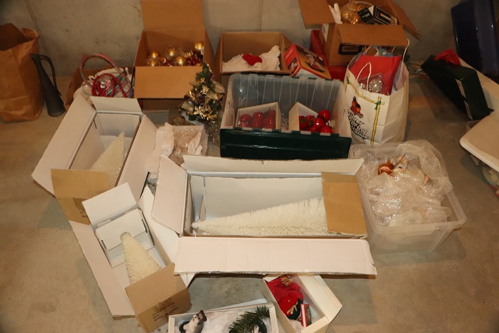 CHRISTMAS DECORATIONS: A GROUP OF CHRISTMAS DECORATIONS AND ORNAMENTS. VERY GOOD CONDITION. 