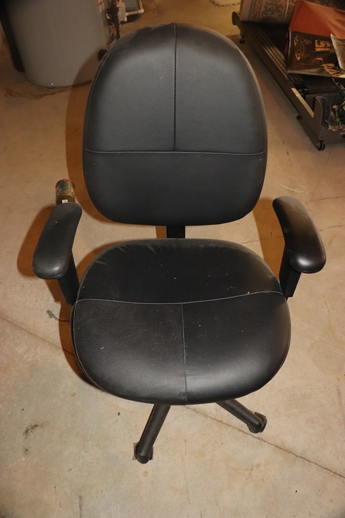 OFFICE CHAIR: A BLACK VINYL OFFICE CHAIR ON WHEELS. VERY GOOD CONDITION. 