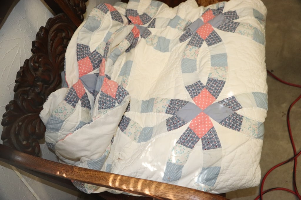 VINTAGE QUILT: A VINTAGE DOUBLE WEDDING RING QUILT. FULL/DOUBLE. 