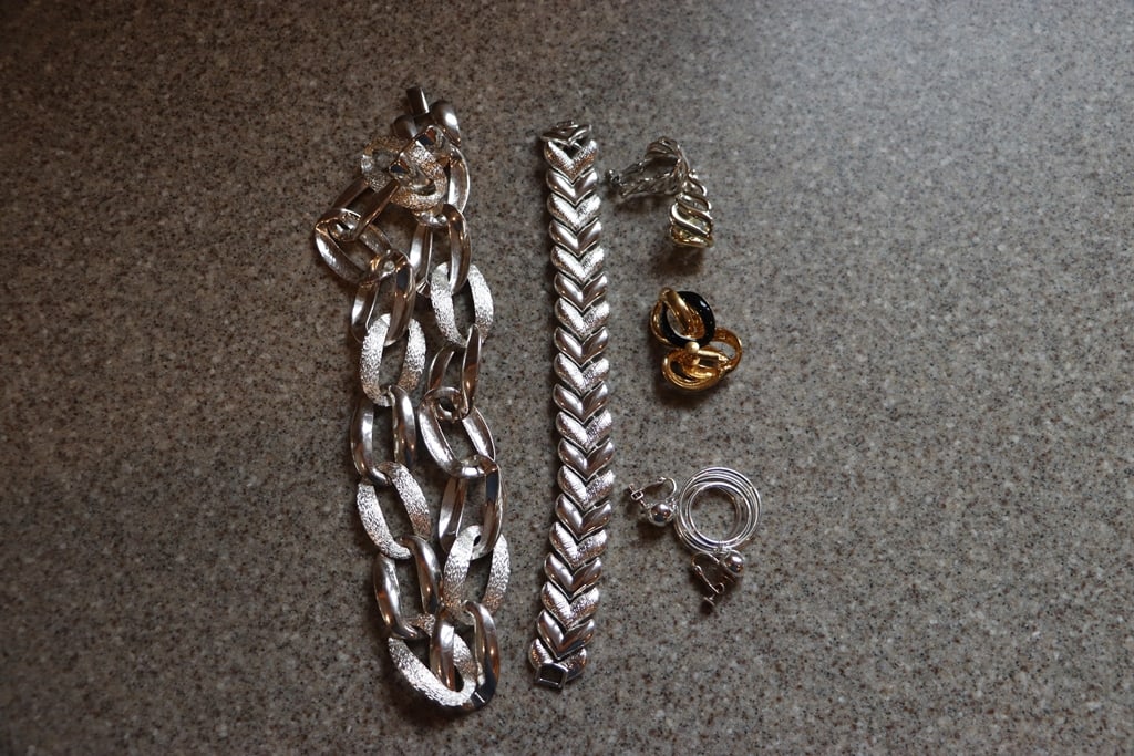 NAPIER JEWELRY: A GROUP OF NAPIER JEWELRY WITH A NECKLACE, BRACELET AND EARRINGS. VERY GOOD CONDITION. 