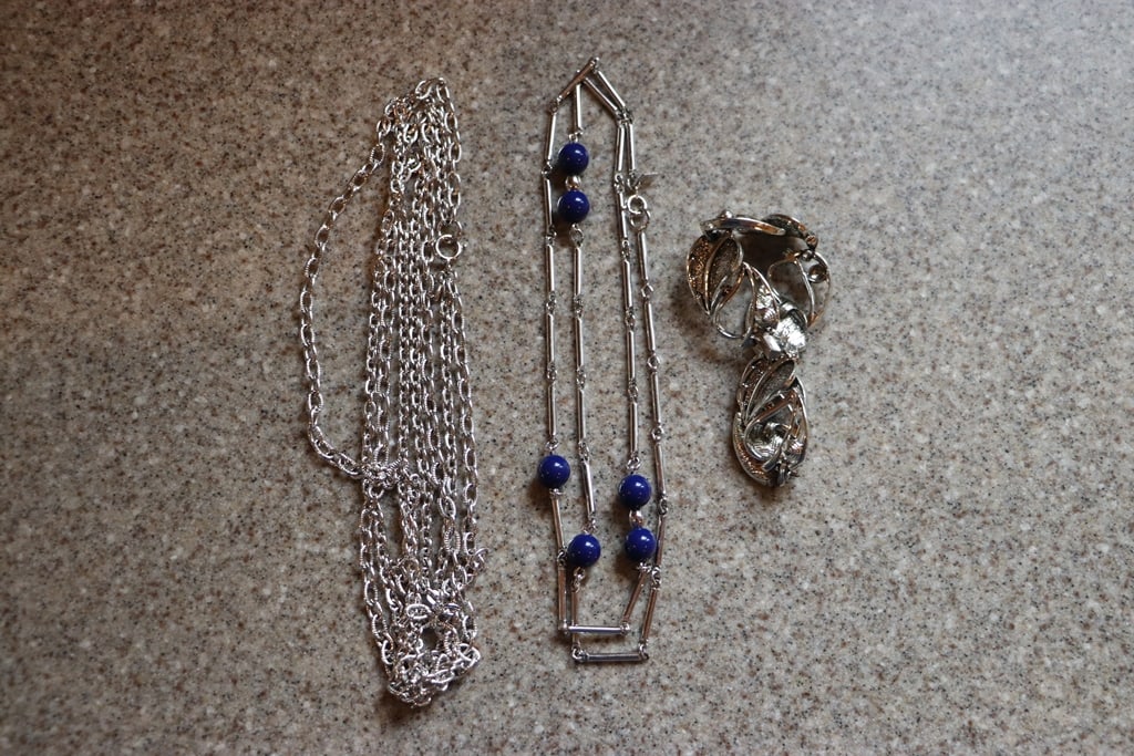 SARAH COVENTRY JEWLERY: A GROUP OF SARAH COVENTRY JEWELRY. VERY GOOD CONDITION. 