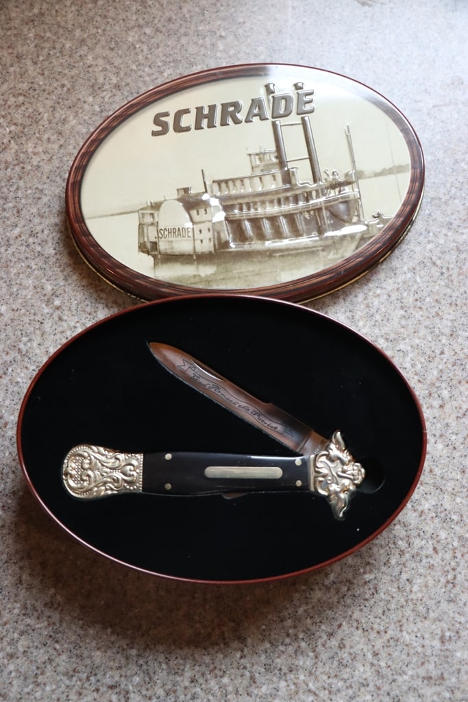 SCHRADE KNIFE: A BRAND NEW SCHRADE "GOD ARMETH THY PATRIOT" KNIFE WITH ORIGINAL BOX. 5" CLOSED. 
