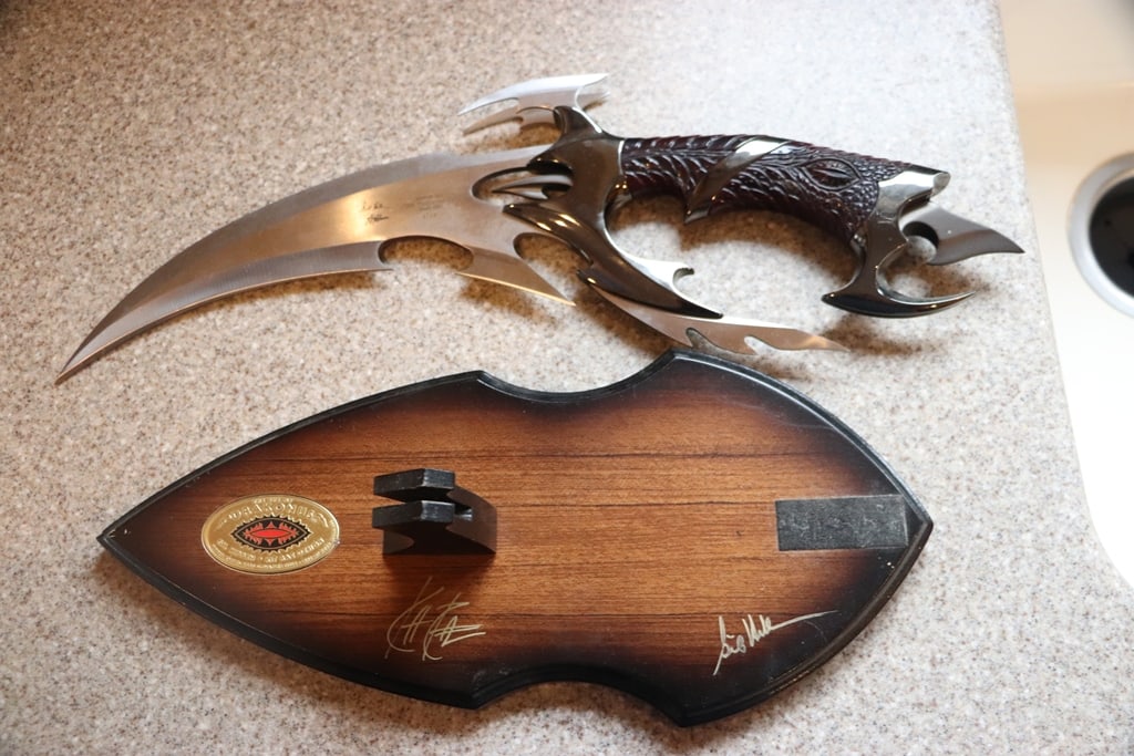 GIL HIBBEN KIT RAE SIGNED BLADE: AN EYE OF DRAKONUS GIL HIBBEN KIT RAE SIGNED COLLB. KNIFE WITH STAND. 4719/5000 MADE AND SIGNED. 16.75" 