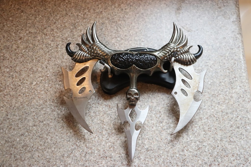 TOMAHAWK KNIFE: A TOMAHAWK BRAND TRI-BLADE DAGGER KNIFE. LIKE NEW. 