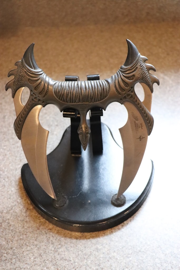 KIT RAE KNIFE: A KIT RAE 2 BLADE DAGGER KNIFE. BRAND NEW. 