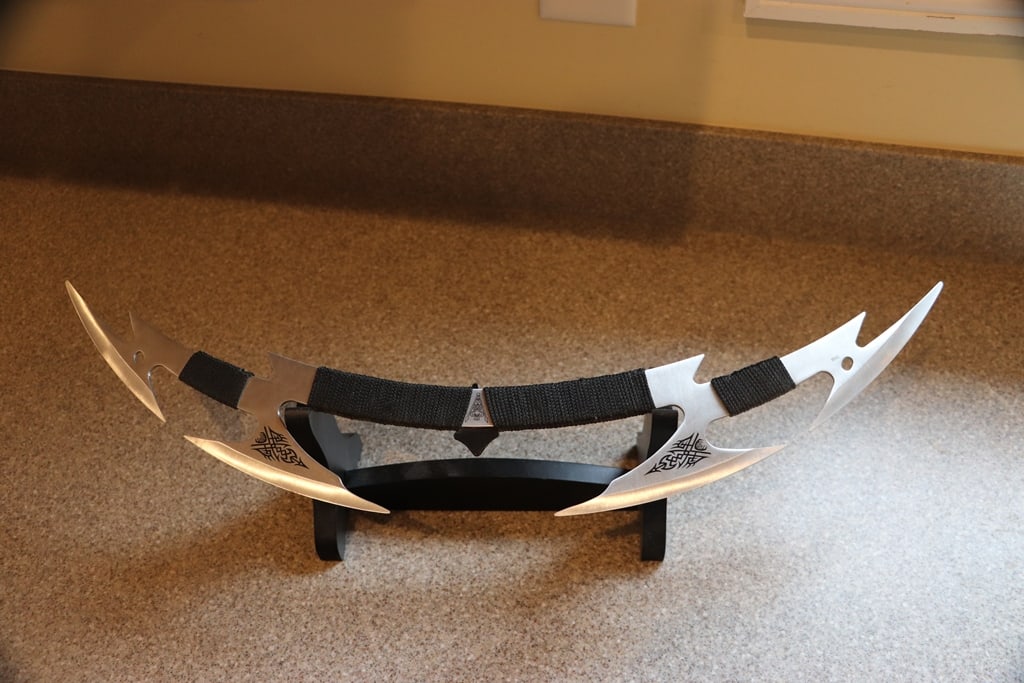 KLINGON STYLE BLADE: A KLINGON INSPIRED BAT'LETH STYLE SWORD. LIKE NEW. 24" 