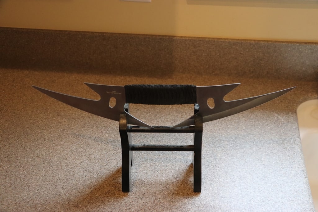 FANTASY KNIFE: A FANTASY HAND KNIFE. VERY GOOD CONDITION. 