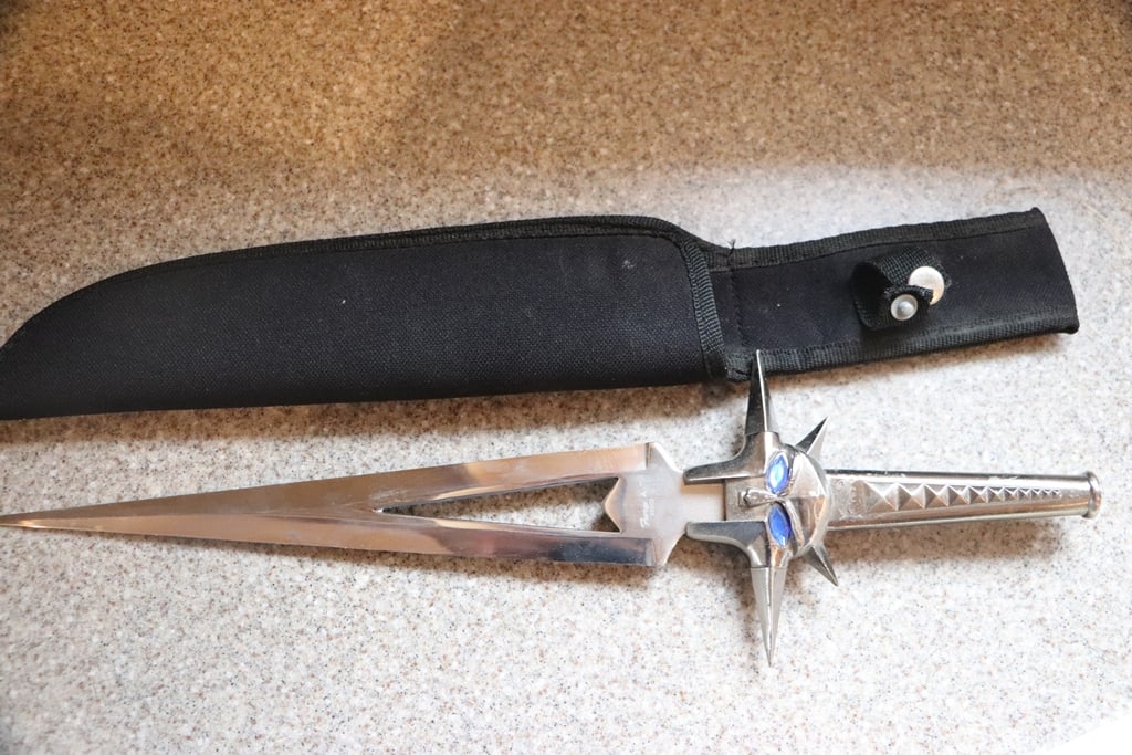 FURY DAGGER: A FURY FANTASY DAGGER WITH JEWELED EYES. VERY GOOD CONDITION. 