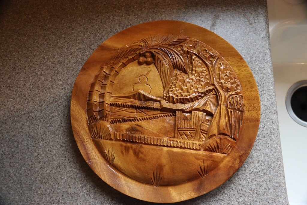 ASIAN CARVED PLATE: AN ASIAN CARVED WOOD 3D-RELIEF PLATE. VERY GOOD CONDITION. 12" 