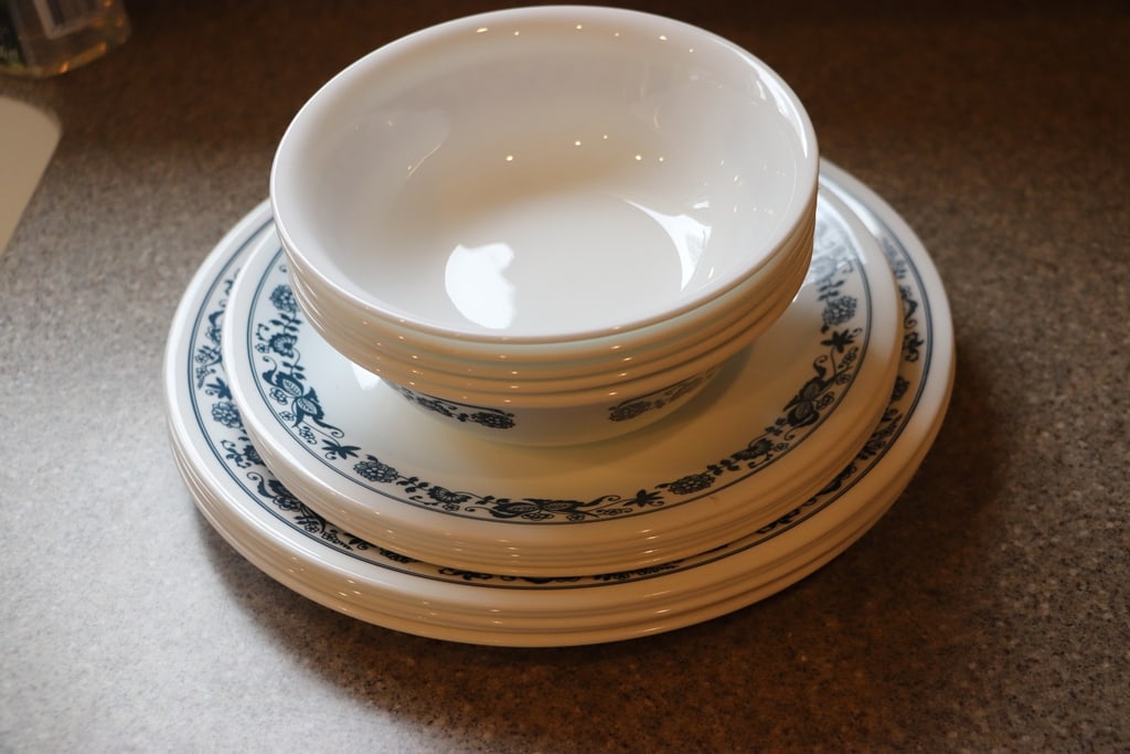 CORRELLE DISHES: A GROUP OF CORRELLE DISHES WITH 5 OF EACH PIECE. 