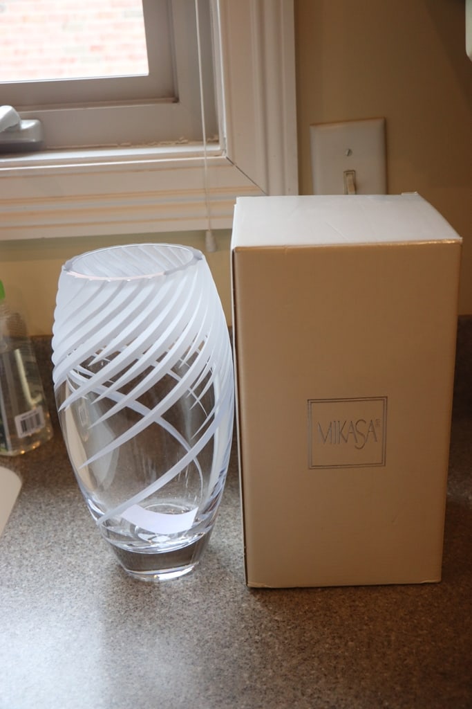MIKASA VASE: A MIKASA CRYSTAL TEMPEST VASE. LIKE NEW. 10" 