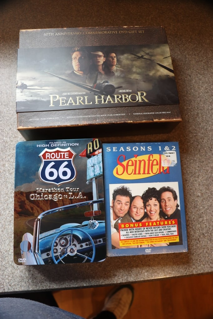 DVD'S: A GROUP OF DVD'S WITH A SEALED SEINFELD. 