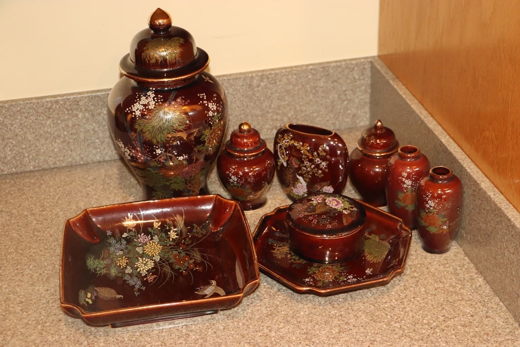 ASIAN DISHES: A GROUP OF BROWN DECORATIVE ASIAN DISHES. VERY GOOD CONDITION.