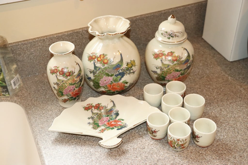 ASIAN DISHES: A GROUP OF WHITE DECORATIVE ASIAN DISHES. VERY GOOD CONDITION. 