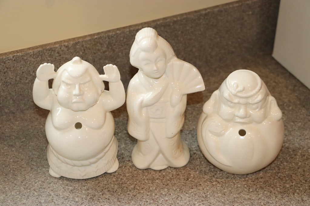 ASIAN FIGURES: A GROUP OF 3 WHITE CERAMIC ASIAN FIGURES. VERY GOOD CONDITION. 7-8" 