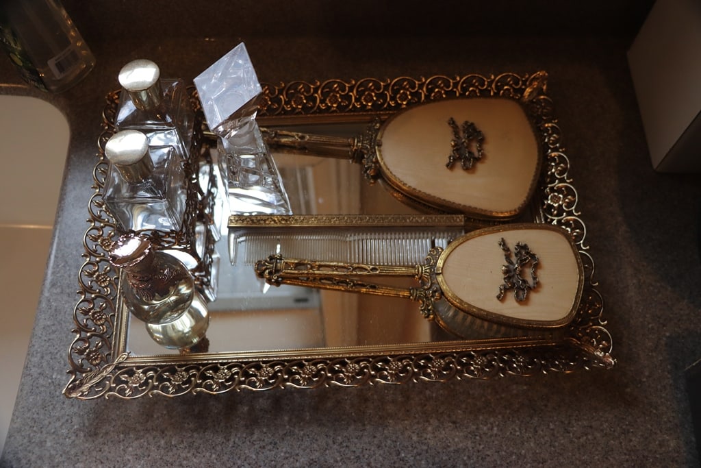 VANITY SET: A VINTAGE DRESSER TOP WOMANS VANITY SET. VERY GOOD CONDITION. 