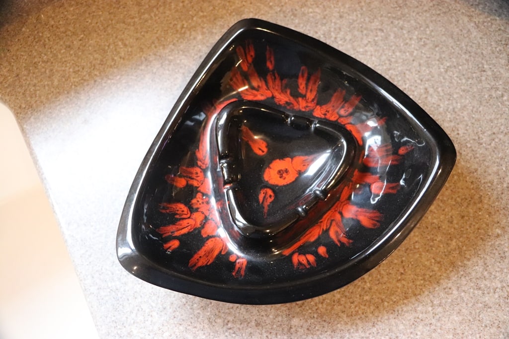 MID-CENTURY MODERN ASHTRAY: A MID-CENTURY MODERN BLACK AND RED ASHTRAY. VERY GOOD CONDITION. 