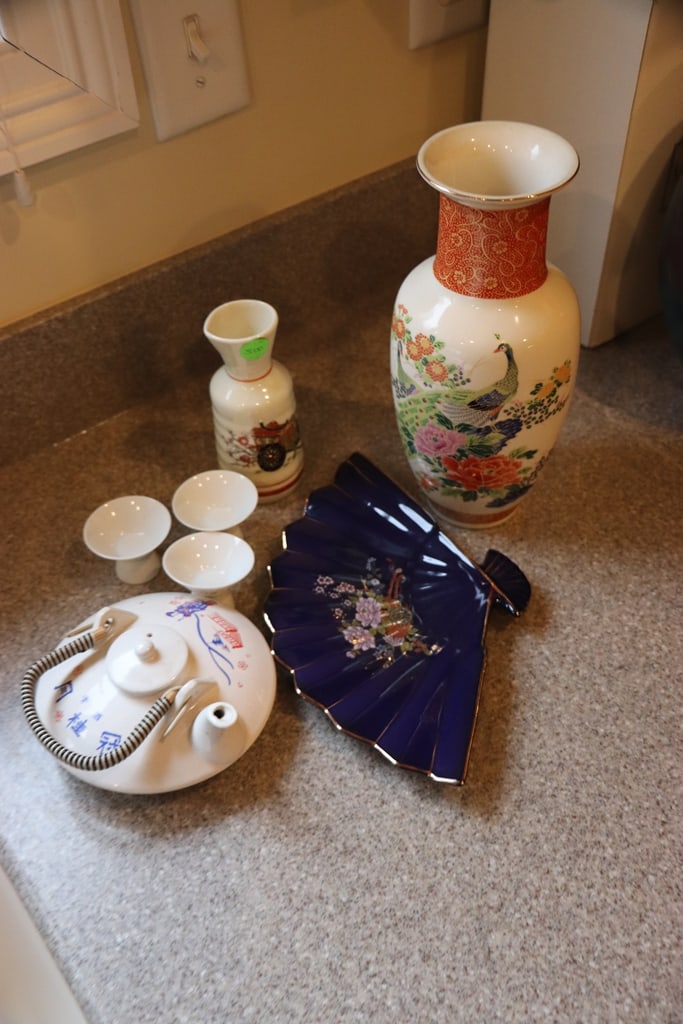 DECORATIVE ASIAN ITEMS: A GROUP OF DECORATIVE ASIAN ITEMS WITH A TEAPOT AND MORE. VERY GOOD CONDITION. 