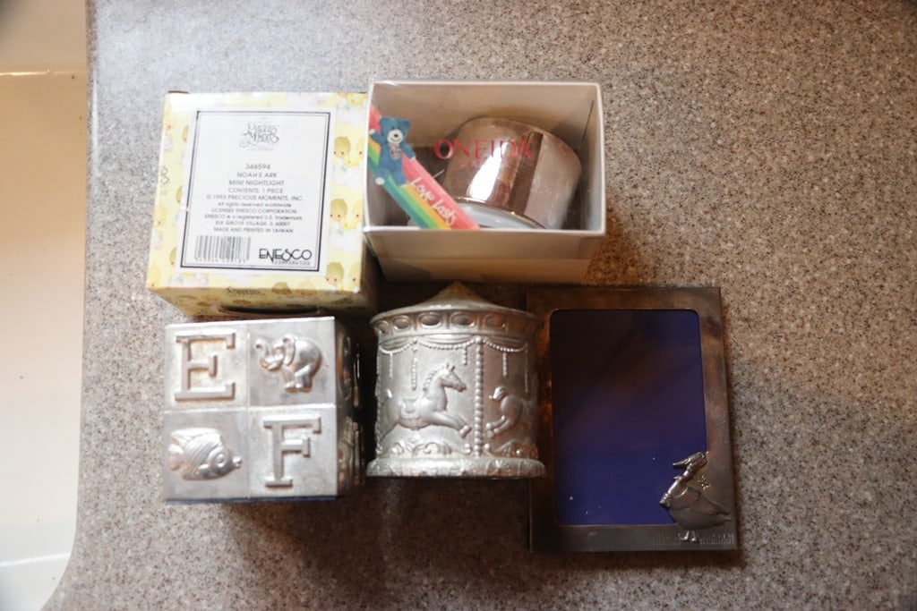 DECORATIVE KIDS ITEMS: A GROUP OF DECORATIVE ITEMS FOR DISPLAY IN A KIDS OR BABY ROOM. VERY GOOD CONDITION. 