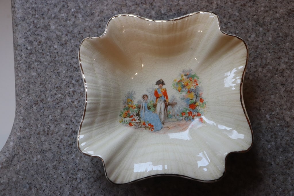 MEAKIN DISH: A VINTAGE J&G MEAKIN DISH. VERY GOOD CONDITION. 6" 