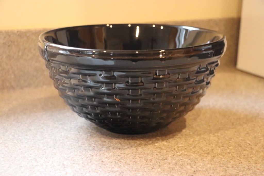 LONGABERGER BOWL: A LARGE LONGABERGER POTTERY BOWL. VERY GOOD CONDITION. 
