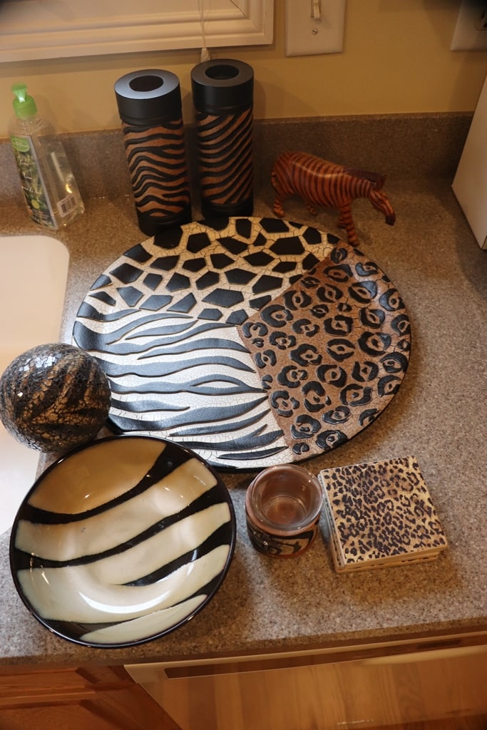 DECORATIVE ITEMS: A GROUP OF ANIMAL PRINT DECORATIVE ITEMS. VERY GOOD CONDITION, 