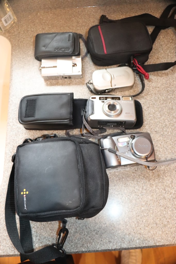 CAMERAS: A GROUP OF DIGITAL AND FILM CAMERAS. VERY GOOD CONDITION. 