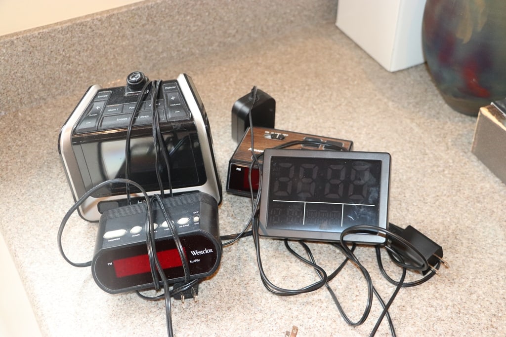 ALARM CLOCKS: A GROUP OF ELECTRIC ALARM CLOCKS. VERY GOOD CONDITION. 