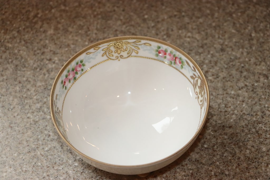 VINTAGE NIPPON: A VINTAGE NIPPON BOWL. VERY GOOD CONDITION. 5" DIAM 