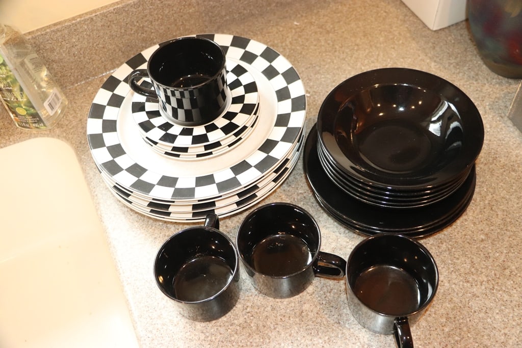 DISHES: A GROUP OF BLACK AND BLACK/WHITE DISHES. VERY GOOD CONDITION. 