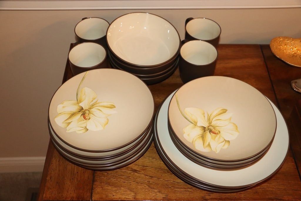 NORITAKE DISHES: A GROUP OF NORITAKE COLORWARE DISHES. LIKE NEW. 