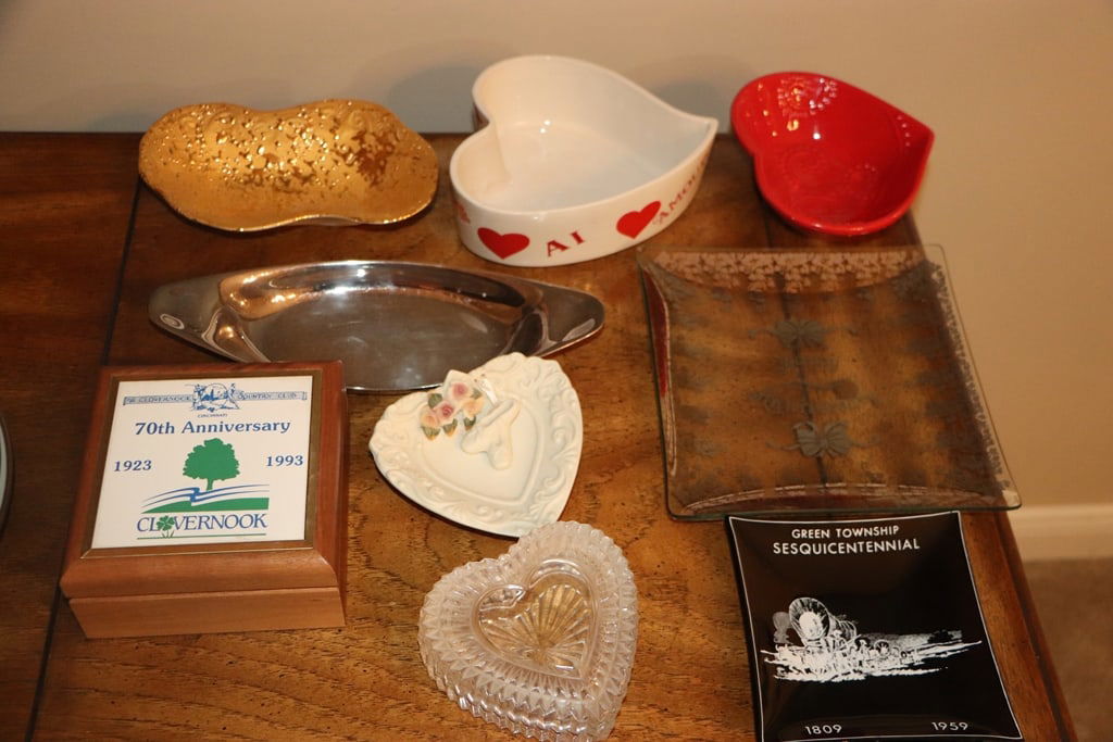 DECORATIVE ITEMS: A GROUP OF DECORATIVE ITEMS INCLUDING A HEART DISH AND MORE. VERY GOOD CONDITION. 