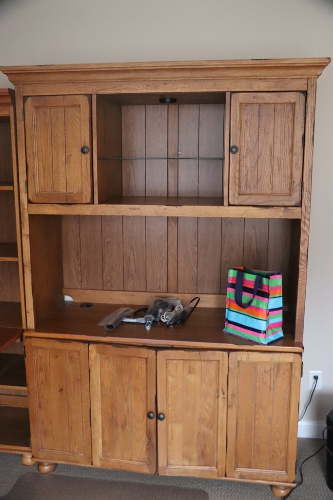 COMPUTER OFFICE DESK: A THRONWOOD COMPUTER OFFICE "L" DESK SET WITH STORAGE AND OTHER FEATURES. VERY GOOD CONDITION. 