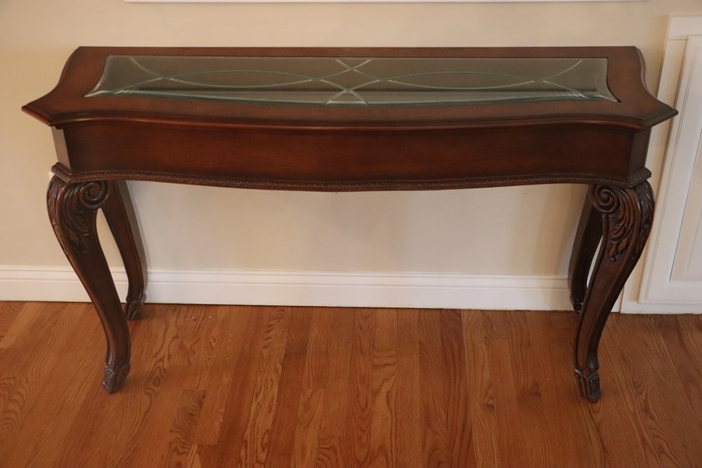 SOFA TABLE: A CHERRY COLORED WOOD SOFA TABLE WITH GLASS TOP. VERY GOOD CONDITION. 36" X 48" X 18" 