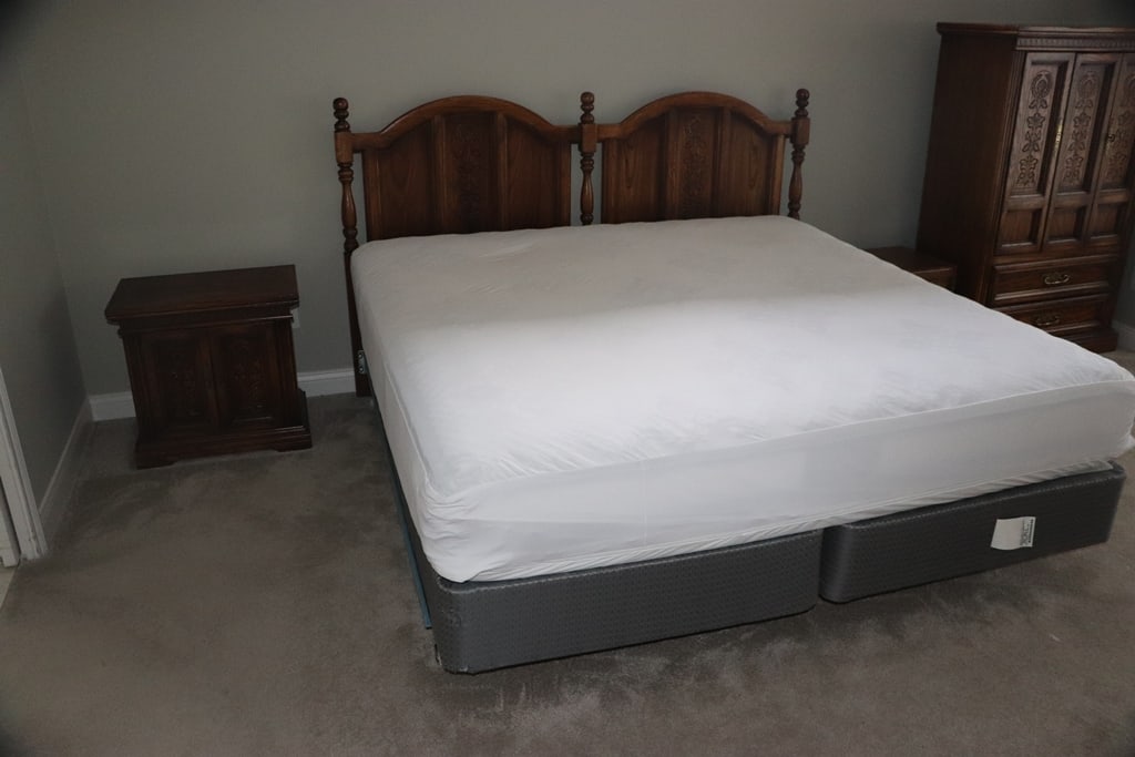 BURLINGTON HOUSE BEDROOM SET: A VINTAGE BURLINGTON HOUSE KING BEDROOM SET. VERY GOOD CONDITION. 