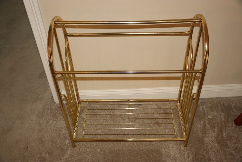 QUILT RACK: A BRASS COLORED, METAL QUILT RACK. VERY GOOD CONDITION. 