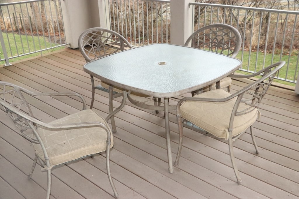 PATIO SET: A METAL AND GLASS TOP 4 CHAIR PATIO SET. VERY GOOD CONDITION. 