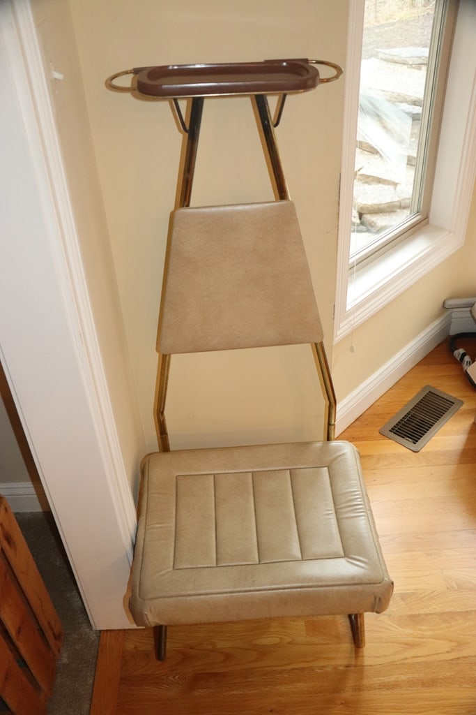 VINTAGE CHAIR: A VINTAGE BEDROOM GENTLEMANS CHAIR. VERY GOOD CONDITION. 