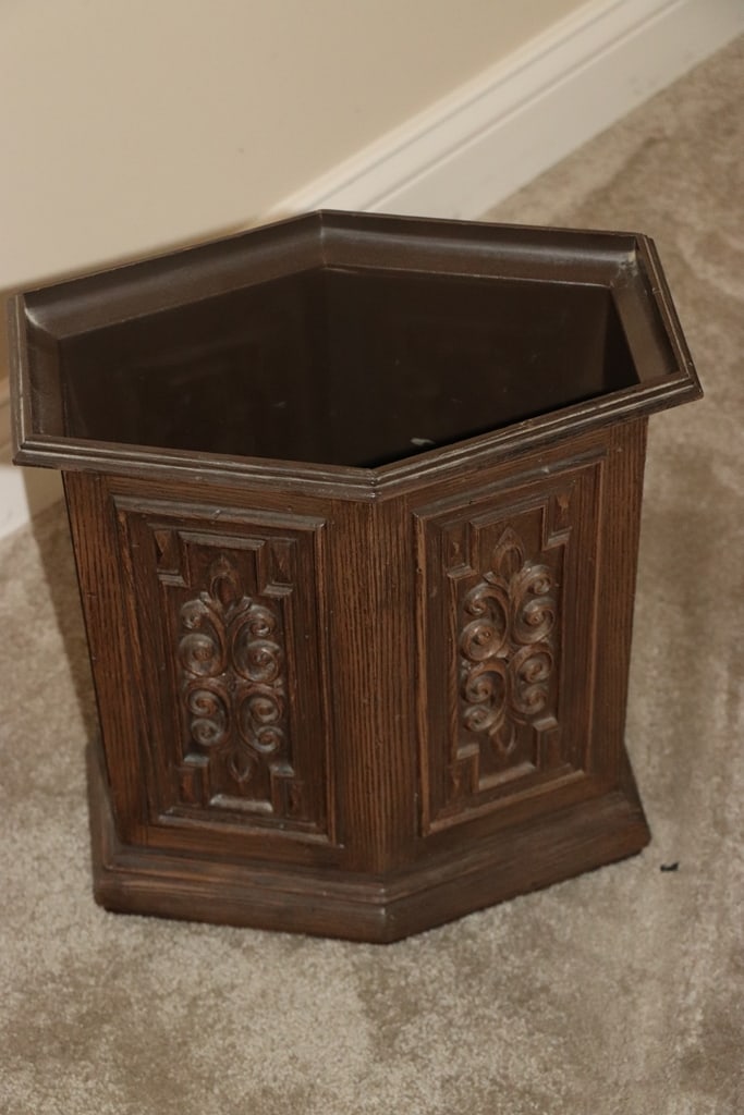VINTAGE TRASH CAN: A VINTAGE TRASH CAN. VERY GOOD CONDITION. 12" T 