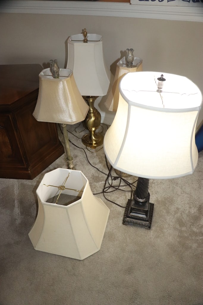 LAMPS: A GROUP OF 4 TABLE LAMPS. VERY GOOD CONDITION. 