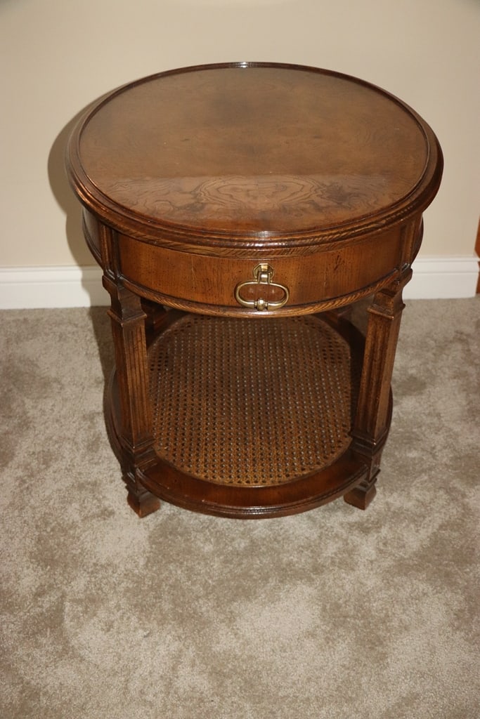 SIDE TABLE: AN OVAL SIDE TABLE WITH DRAWER. VERY GOOD CONDITION. 28" X 32" X 26"