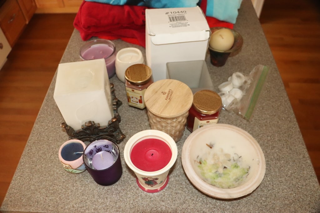 CANDLES: A GROUP OF CANDLES AND CANDLE HOLDERS. VERY GOOD CONDITION. 