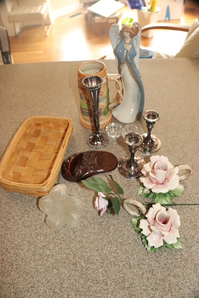 DECORATIVE ITEMS: A GROUP OF DECORATIVE ITEMS WITH CERAMIC FLOWERS. VERY GOOD CONDITION.