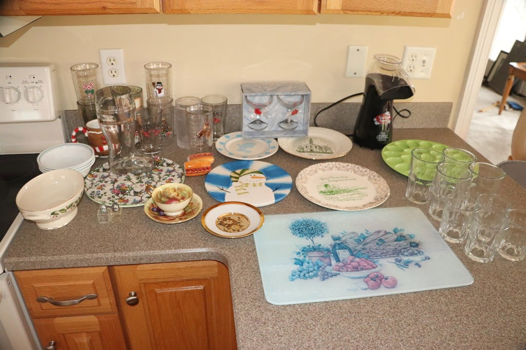 DISHES: A GROUP OF VARIOUS STYLES OF DISHES. VERY GOOD CONDTION. 