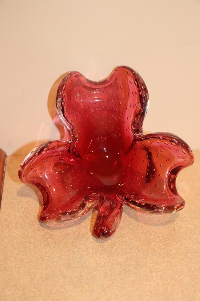 ART GLASS DISH: AN UNSIGNED ART GLASS LEAF DISH. VERY GOOD CONDITION. 6" 