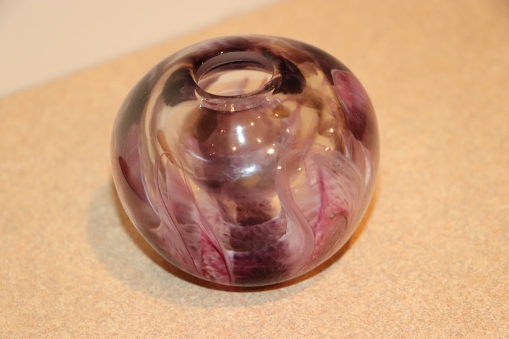 SIGNED ART GLASS: A SIGNED ART GLASS PAPERWEIGHT. VERY GOOD CONDITION. 4" 