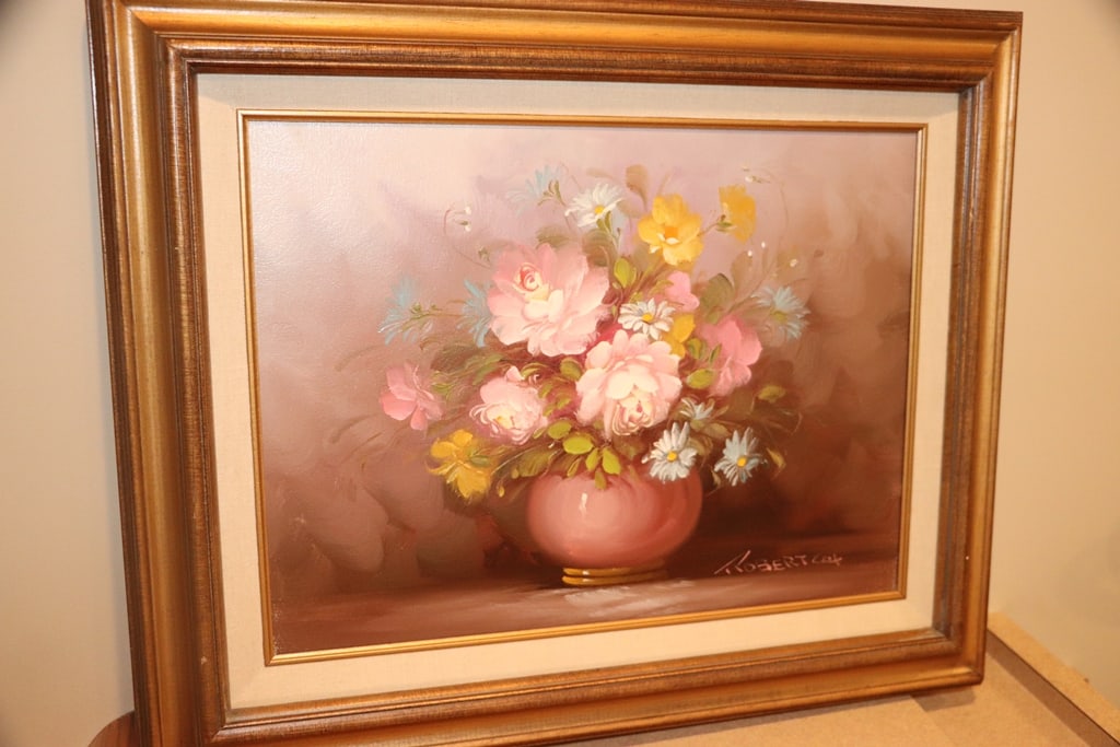 ROBERT COX ORIGINAL: A ROBERT COX ORIGINAL OIL ON CANVAS FLORAL STILL LIFE. VERY GOOD CONDITION. 16" X 20" 