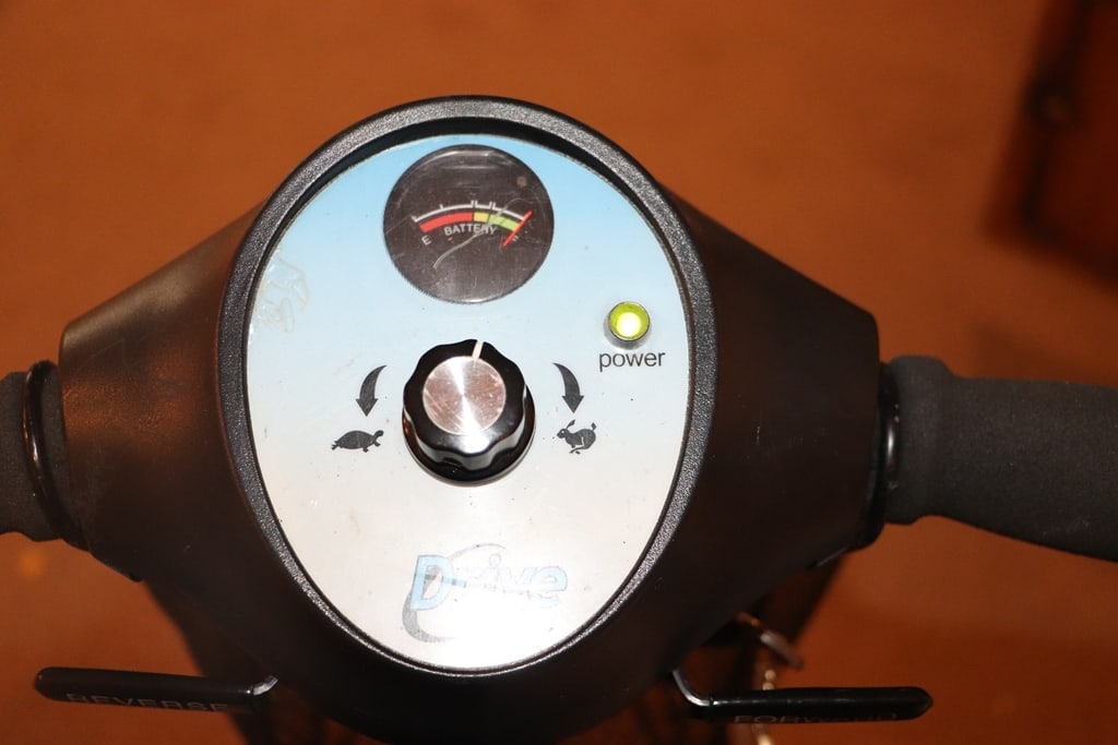 MOBILITY SCOOTER: A DRIVE STINGRAY MOBILITY SCOOTER. POWERS ON BUT NOT TESTED. 