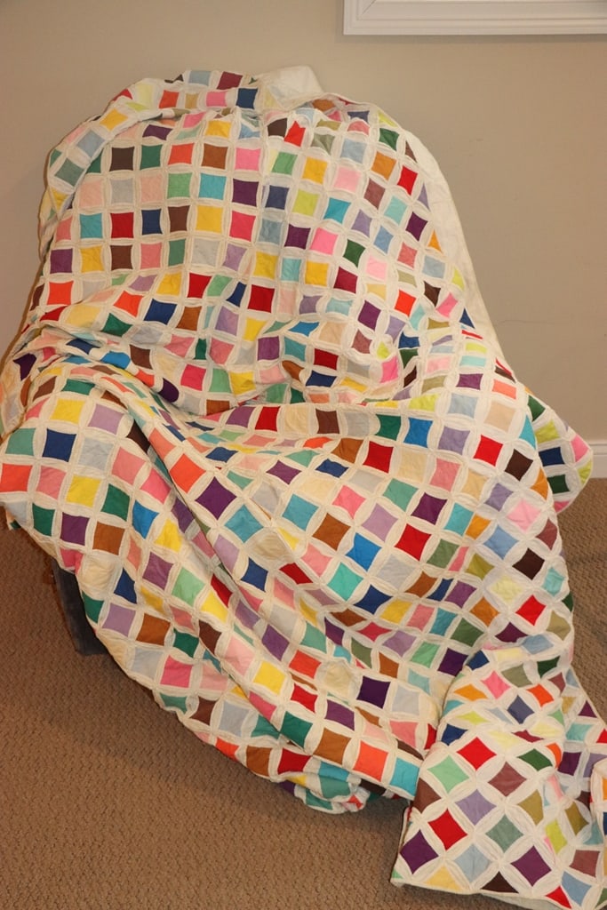 VINTAGE QUILT: A VINTAGE QUEEN OR KING CHECKER PATTERN QUILT. VERY GOOD CONDITION. 